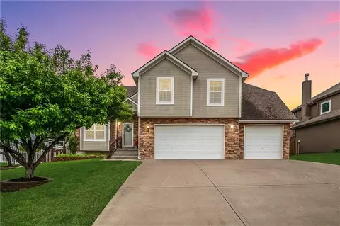 18109 Guinevere Ct, Smithville, MO 64089