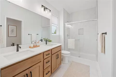 Bath - 716 Glenn Cir, Raymore, MO 64083 photo 2 of 3