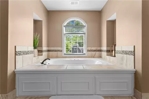Bath - 5816 NE Ruby Ct, Lees Summit, MO 64064 photo 6 of 10