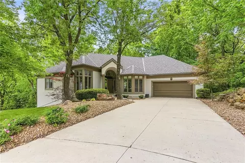 8414 Vista Cir, Parkville, MO 64152