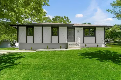 2101 SE Harding St, Oak Grove, MO 64075