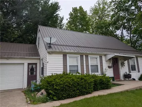 105 E 4th St, Carrollton, MO 64633