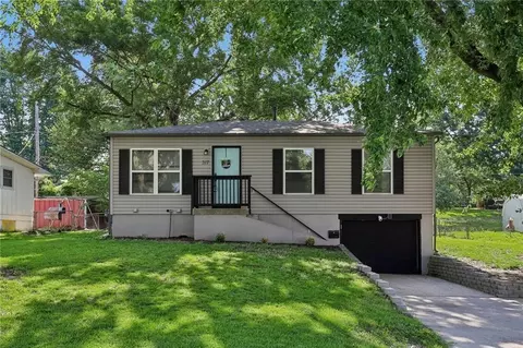 317 N Cochise Dr, Independence, MO 64056