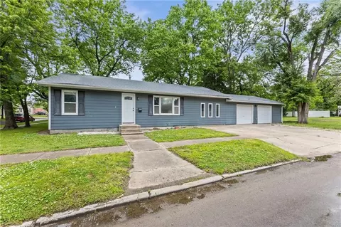 902 E Broadway St, Iola, KS 66749
