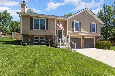 7210 NE 70th St, Kansas City, MO 64119
