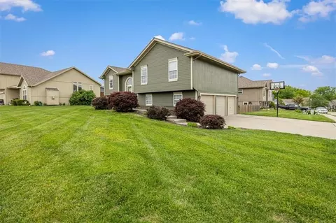 1102 E 18th St, Kearney, MO 64060