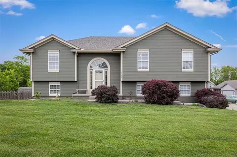 1102 E 18th St, Kearney, MO 64060