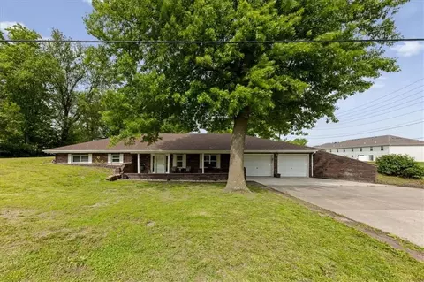 403 N Johnson Dr, Odessa, MO 64076