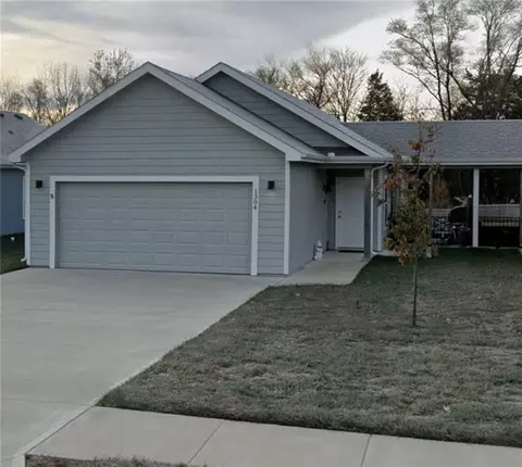 1304 E Joles Dr, Tonganoxie, KS 66086