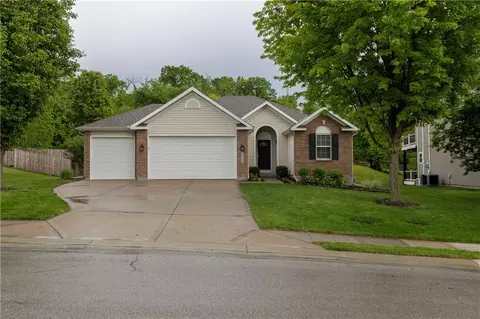 5005 NW Flintridge Dr, Riverside, MO 64150