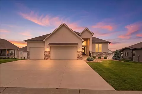 4205 NE Chapel Manor Dr, Lees Summit, MO 64064