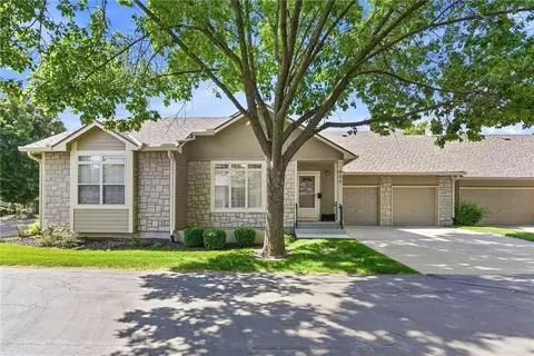 15732 S Sunset Dr #800, Olathe, KS 66062