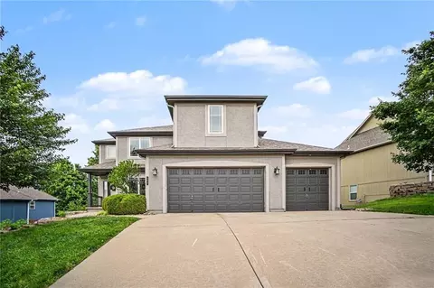 808 Creekmoor Pond Ln, Raymore, MO 64083