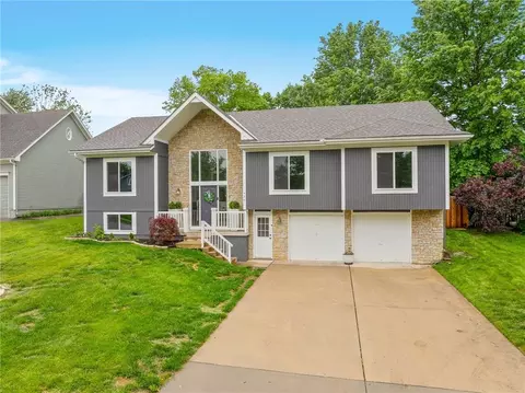 423 SW Windmill Ln, Lees Summit, MO 64082