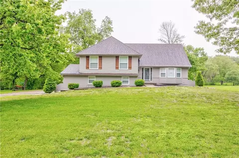 16402 Riggs Rd, Stilwell, KS 66085