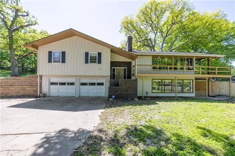 3710 Lakeside Dr, Saint Joseph, MO 64503