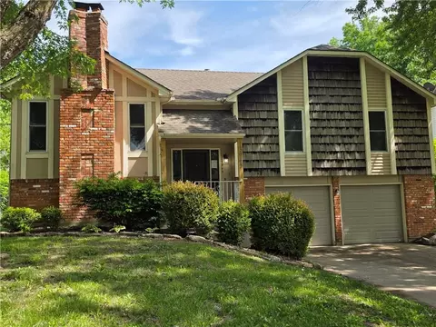 13945 S Summertree Ln, Olathe, KS 66062