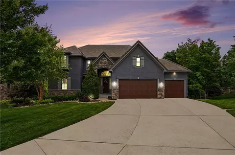 8831 Vista Dr, Lenexa, KS 66220