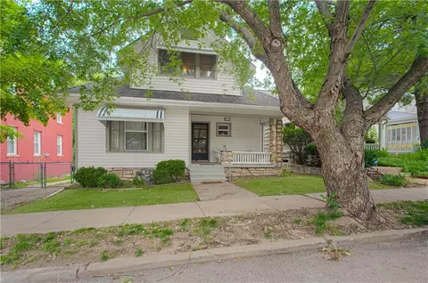 4215 Oak St, Kansas City, MO 64111