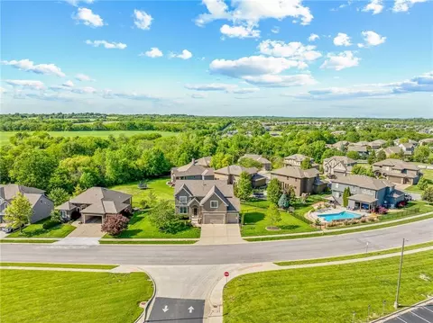 1518 Creekmoor Dr, Raymore, MO 64083