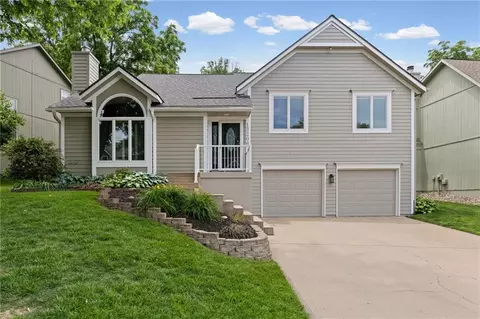 13206 S Foxridge Dr, Olathe, KS 66062