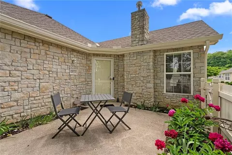 6024 NE Kensington Ct, Lees Summit, MO 64064