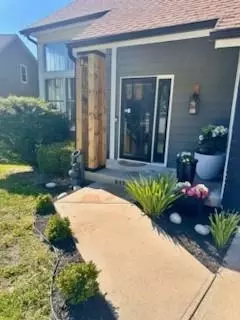 817 NW Golden Ct, Blue Springs, MO 64015