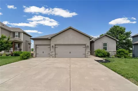 605 SE Colonial Dr, Blue Springs, MO 64014