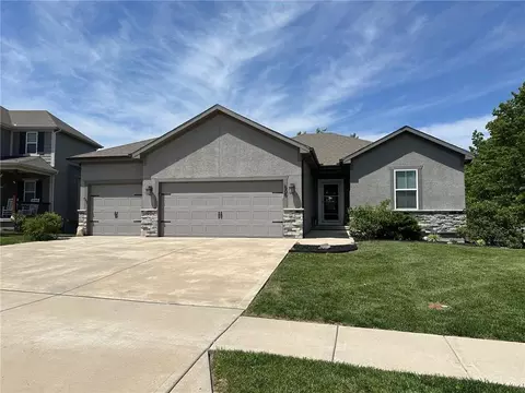 605 SE Colonial Dr, Blue Springs, MO 64014
