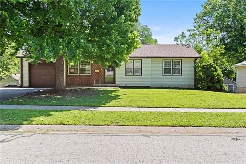 5521 Barton Ln, Shawnee, KS 66203