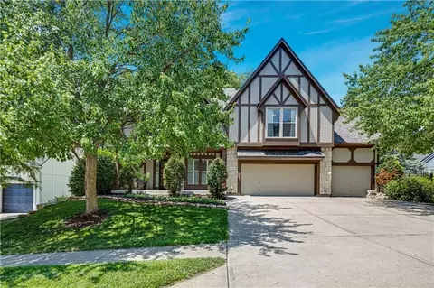 6736 NW Monticello Ter, Parkville, MO 64152