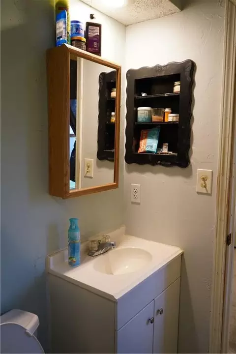 Bath - 1828 E Mohawk Dr, Olathe, KS 66062 photo 2 of 2