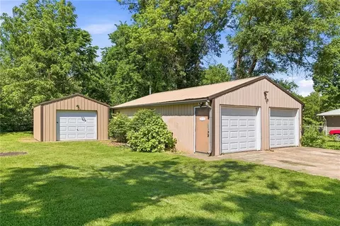 Exterior - 4 Skyline Dr, Adrian, MO 64720 photo 6 of 10
