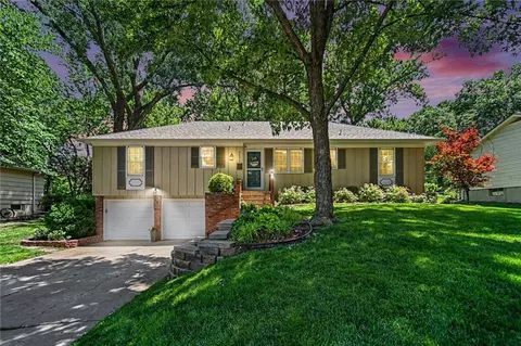 6631 Larsen Ln, Shawnee, KS 66203