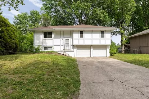 1613 Oak St, Oak Grove, MO 64075