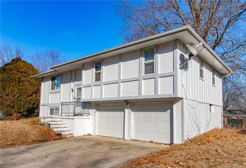 1613 Oak St, Oak Grove, MO 64075