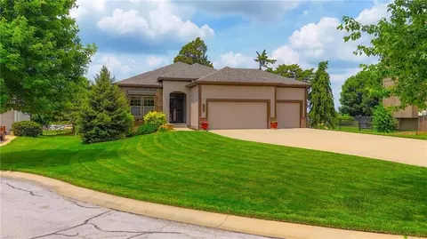 10830 S Deer Run St, Olathe, KS 66061