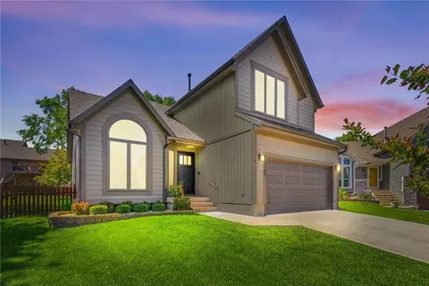 21721 W 52nd St, Shawnee, KS 66226