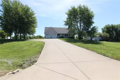 23305 S Hickory Ct, Spring Hill, KS 66083