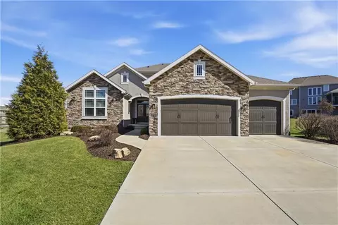 10702 W 171st Ter, Overland Park, KS 66221