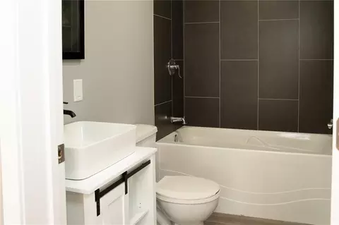 Bath - 302 Little Brick Rd, Cameron, MO 64429 photo 2 of 4