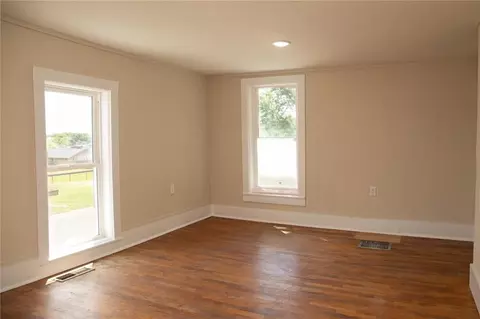 Bedroom - 302 Little Brick Rd, Cameron, MO 64429 photo 3 of 5