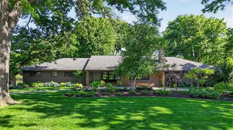 8608 Reinhardt Ln, Leawood, KS 66206