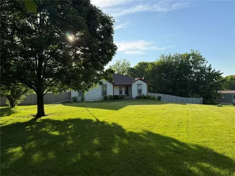 702 N Sunnynook School Rd, Buckner, MO 64016