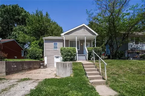 1526 Cherokee St, Leavenworth, KS 66048