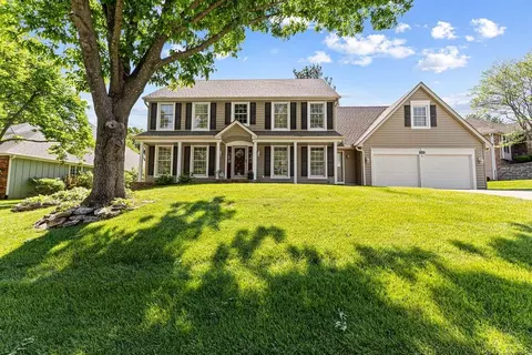 513 Pinewood Dr, Saint Joseph, MO 64506