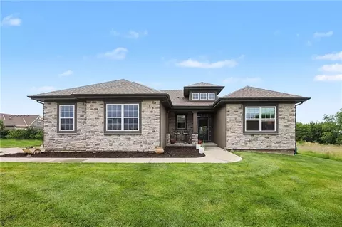19601 W 210th St, Spring Hill, KS 66083