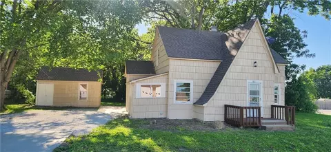 202 S Metcalf Rd, Louisburg, KS 66053