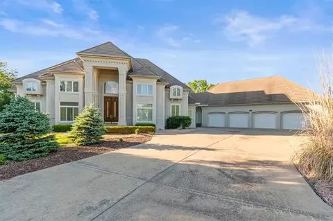 1601 NW Arrowhead Trl, Blue Springs, MO 64015