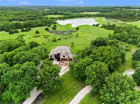 18890 W 252 Nd St, Paola, KS 66071